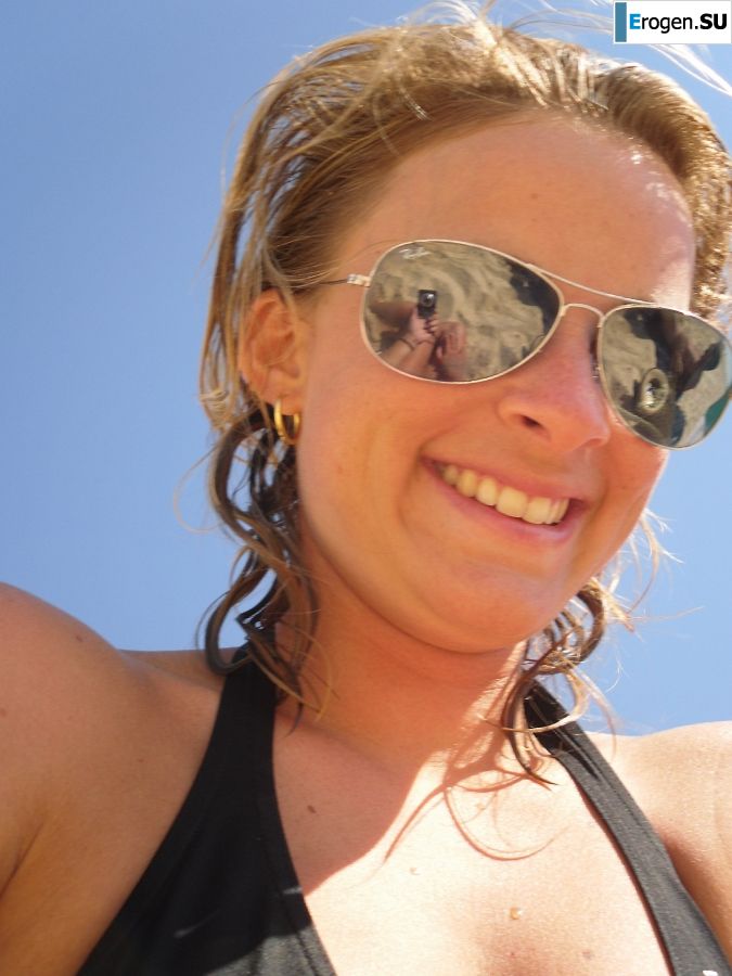 mischievous minx on the beach. Photo 30