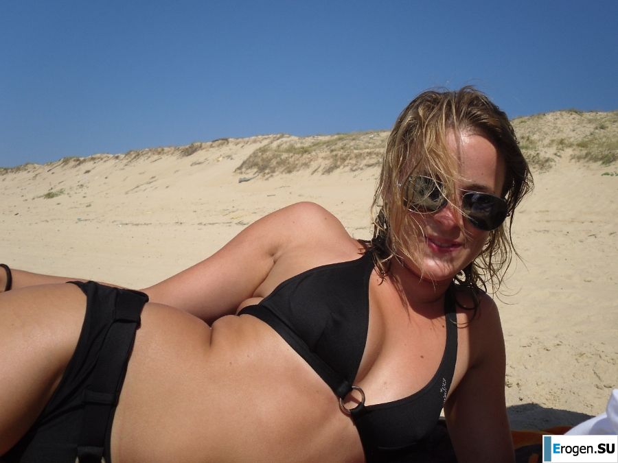 mischievous minx on the beach. Photo 34