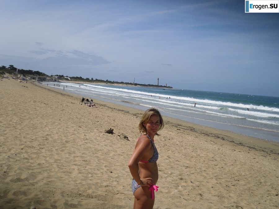 mischievous minx on the beach. Photo 56