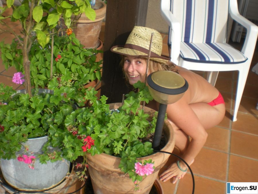 mischievous minx on the beach. Photo 6