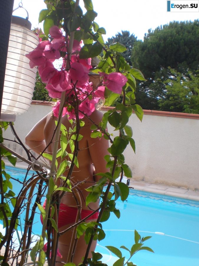 mischievous minx on the beach. Photo 8