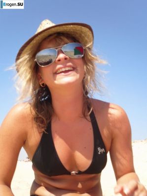 mischievous minx on the beach. Thumb 50