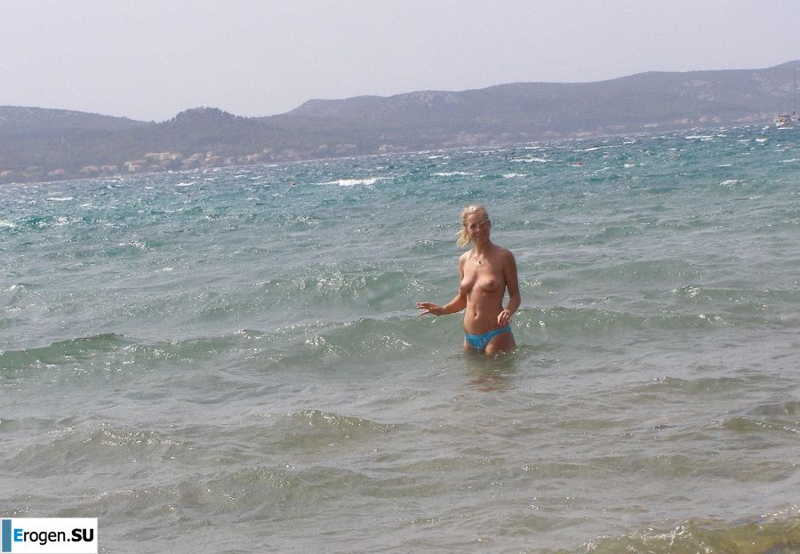 nude on the beach and in the room. Photo 3