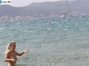 nude on the beach and in the room. Thumb 5