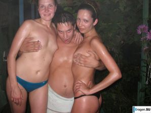 нудисты на природе за городом. Эскиз 28