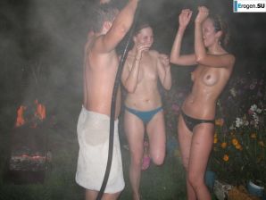 нудисты на природе за городом. Эскиз 30