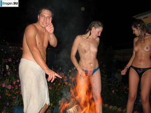 нудисты на природе за городом. Эскиз 43