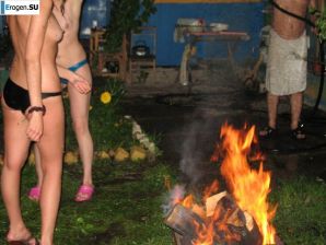 нудисты на природе за городом. Эскиз 44