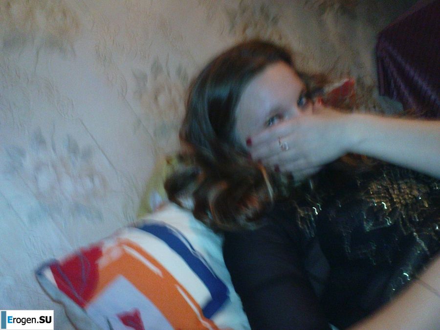 a young girl with her boyfriend frolics. Photo 10