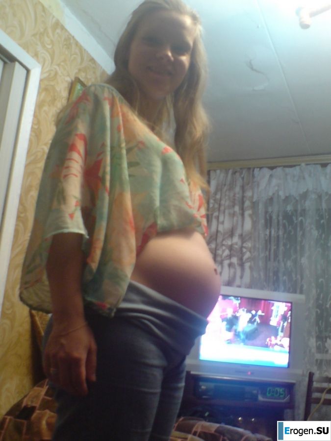 a young girl with her boyfriend frolics. Photo 14