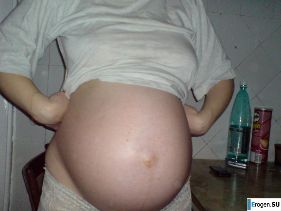 a young girl with her boyfriend frolics. Photo 18