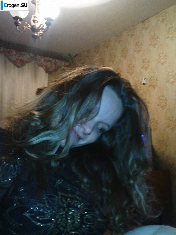 a young girl with her boyfriend frolics. Photo 5