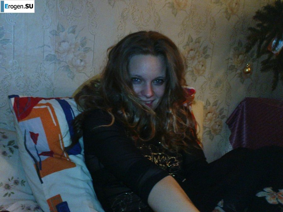 a young girl with her boyfriend frolics. Photo 7