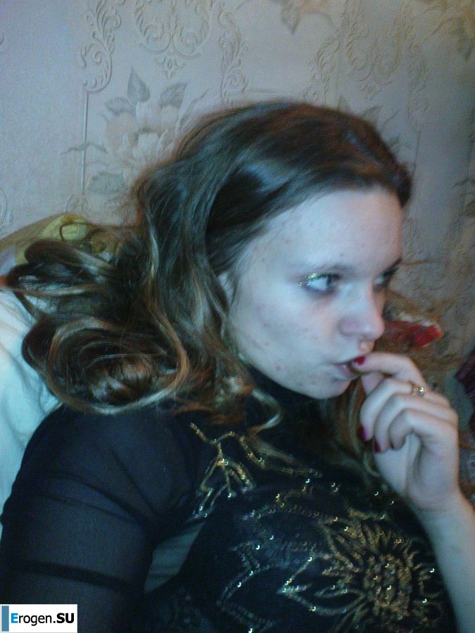 a young girl with her boyfriend frolics. Photo 8