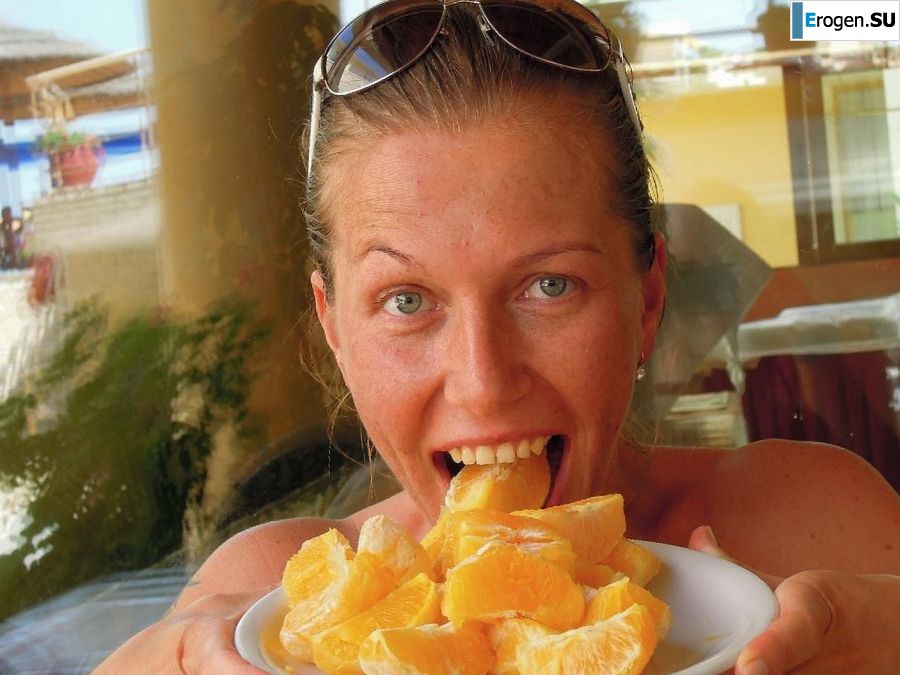 naked pregnant Lucy on the beach with the future father. Photo 10