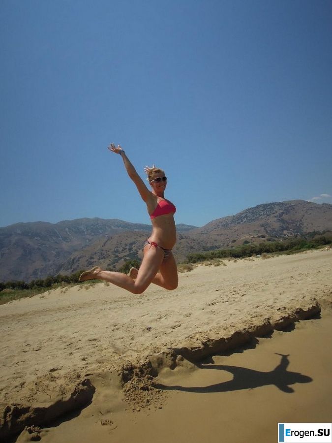 naked pregnant Lucy on the beach with the future father. Photo 28