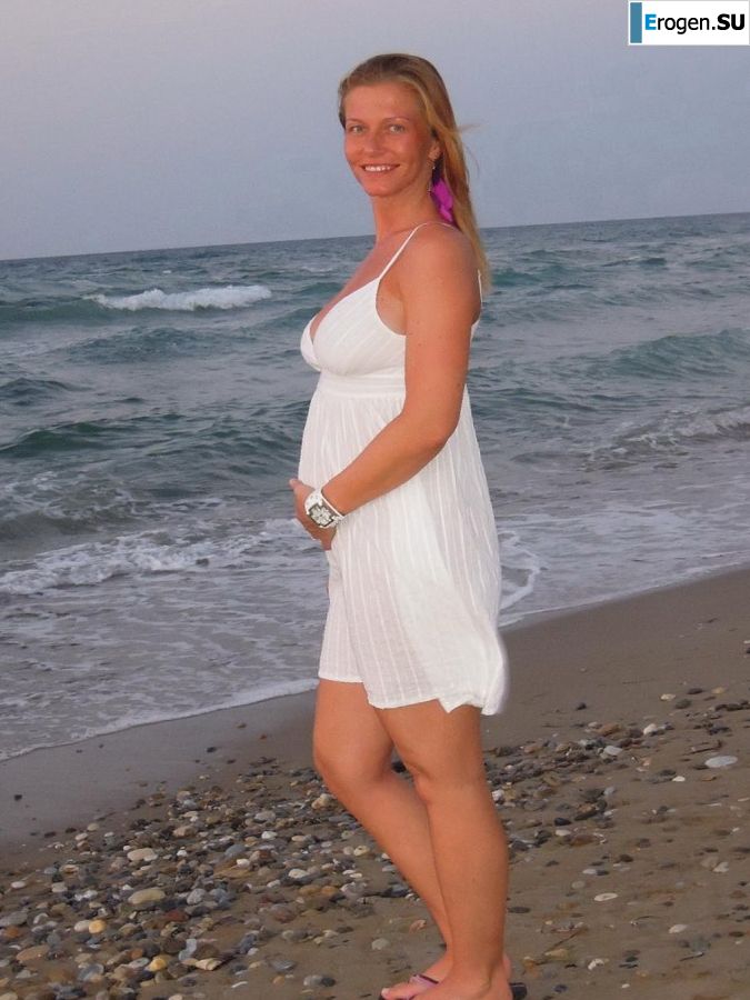 naked pregnant Lucy on the beach with the future father. Photo 31