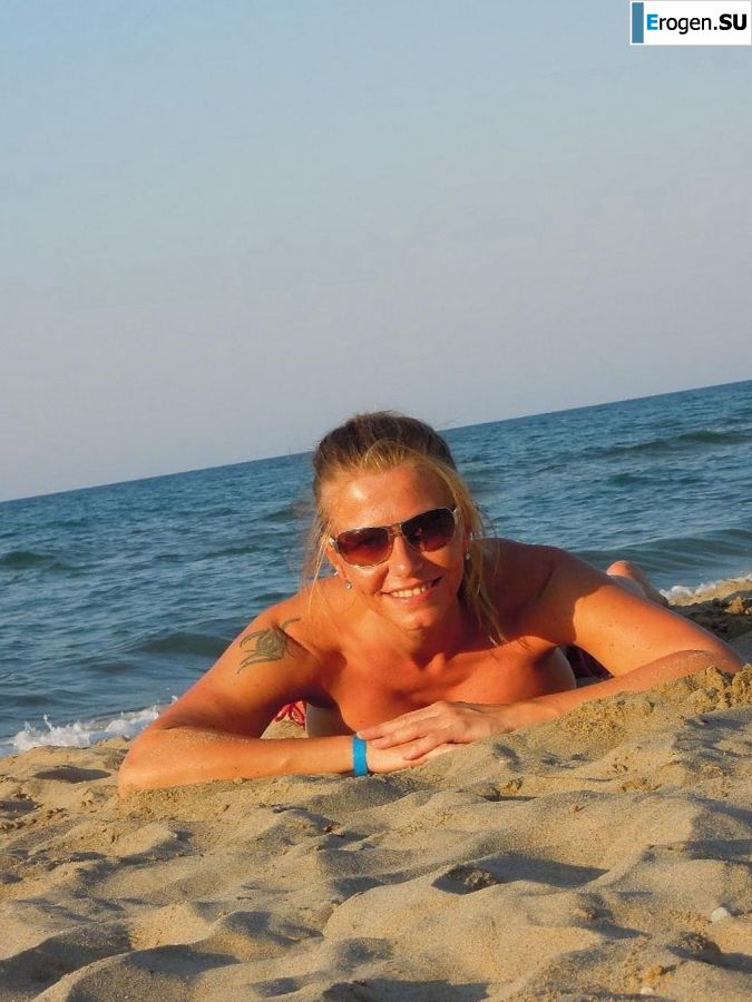 naked pregnant Lucy on the beach with the future father. Photo 40