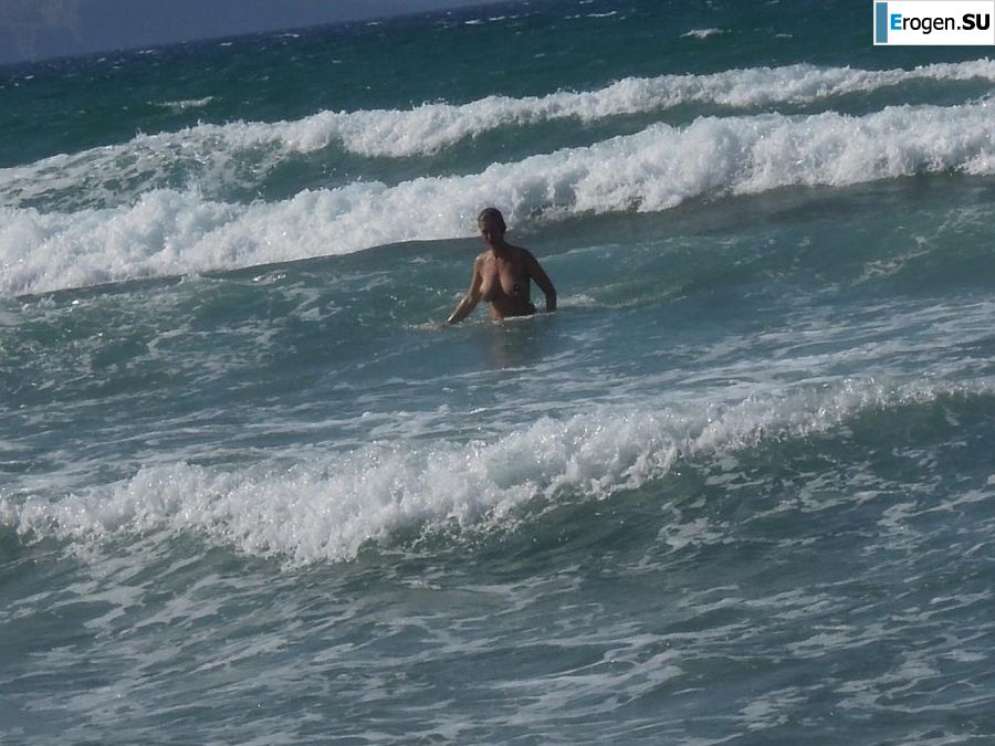 naked pregnant Lucy on the beach with the future father. Photo 5