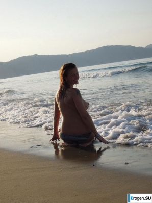 naked pregnant Lucy on the beach with the future father. Thumb 11