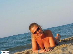 naked pregnant Lucy on the beach with the future father. Thumb 42