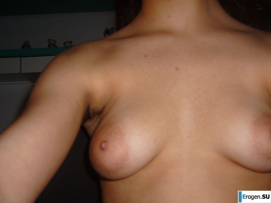 curly-haired dark-skinned girl both above and below. Photo 13