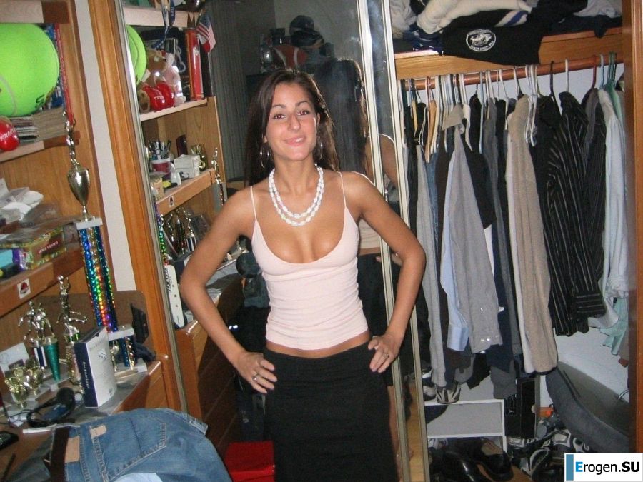 a young and naked girl fooling around. Photo 19