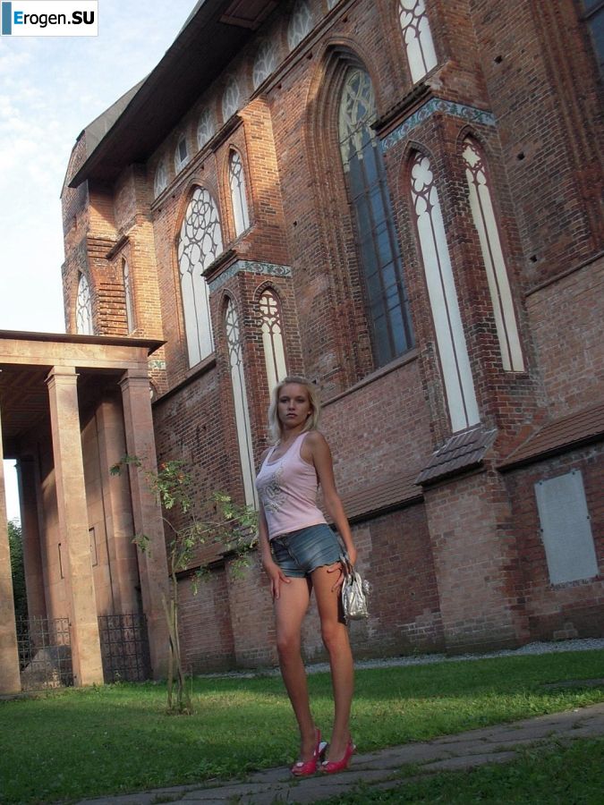 a spectacular bitch is bared somewhere in Europe. Photo 4