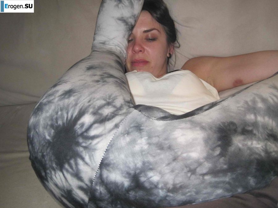 naked brunette and her legs behind her head. Photo 10