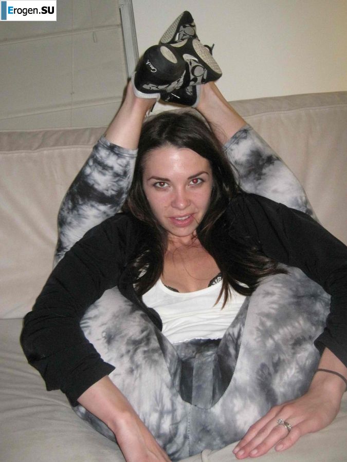 naked brunette and her legs behind her head. Photo 9