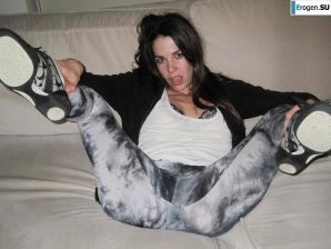 naked brunette and her legs behind her head. Thumb 7