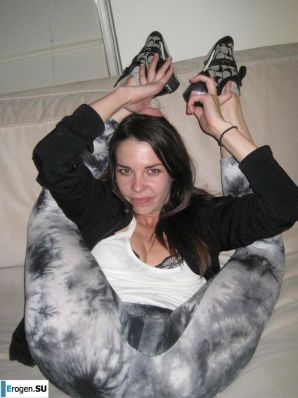 naked brunette and her legs behind her head. Thumb 8