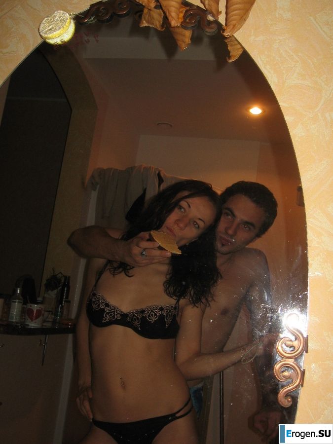 молодая пара тусуется без трусов. Фото 12