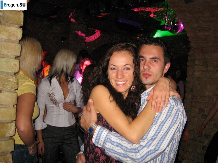 молодая пара тусуется без трусов. Фото 13