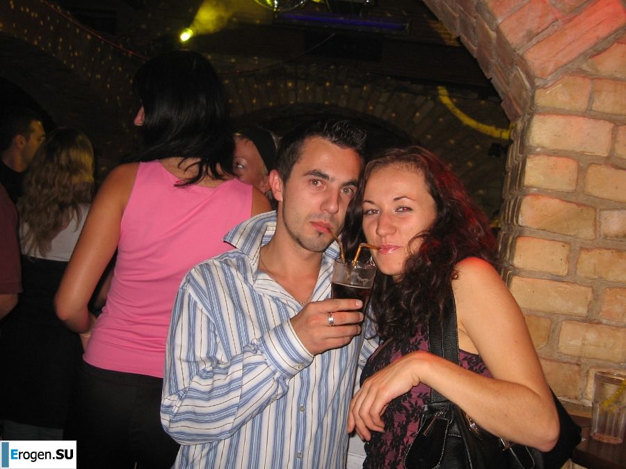 молодая пара тусуется без трусов. Фото 22