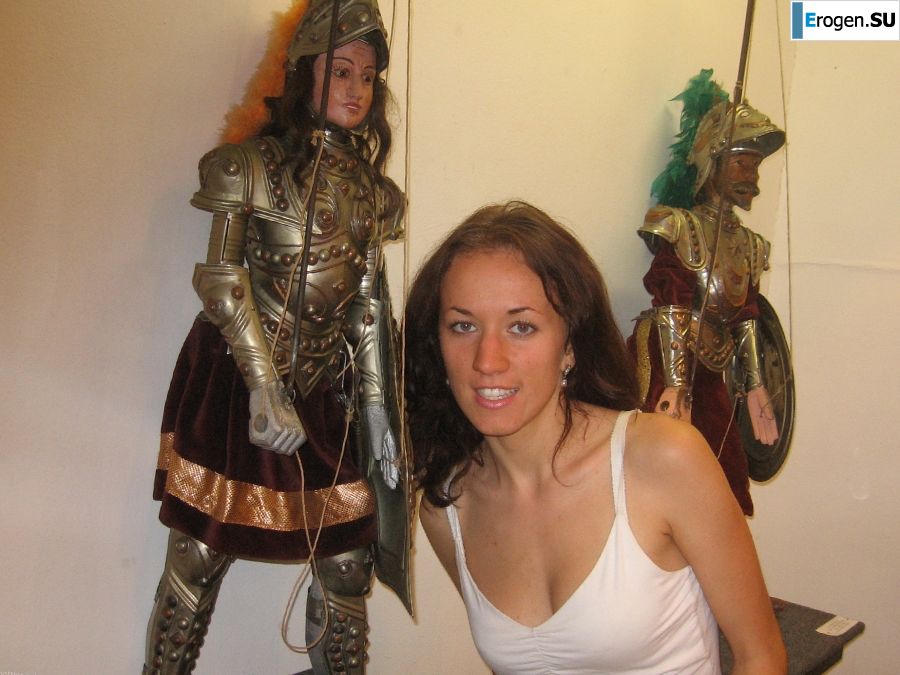 молодая пара тусуется без трусов. Фото 26