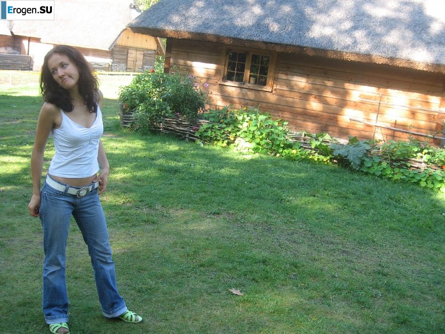 молодая пара тусуется без трусов. Фото 27