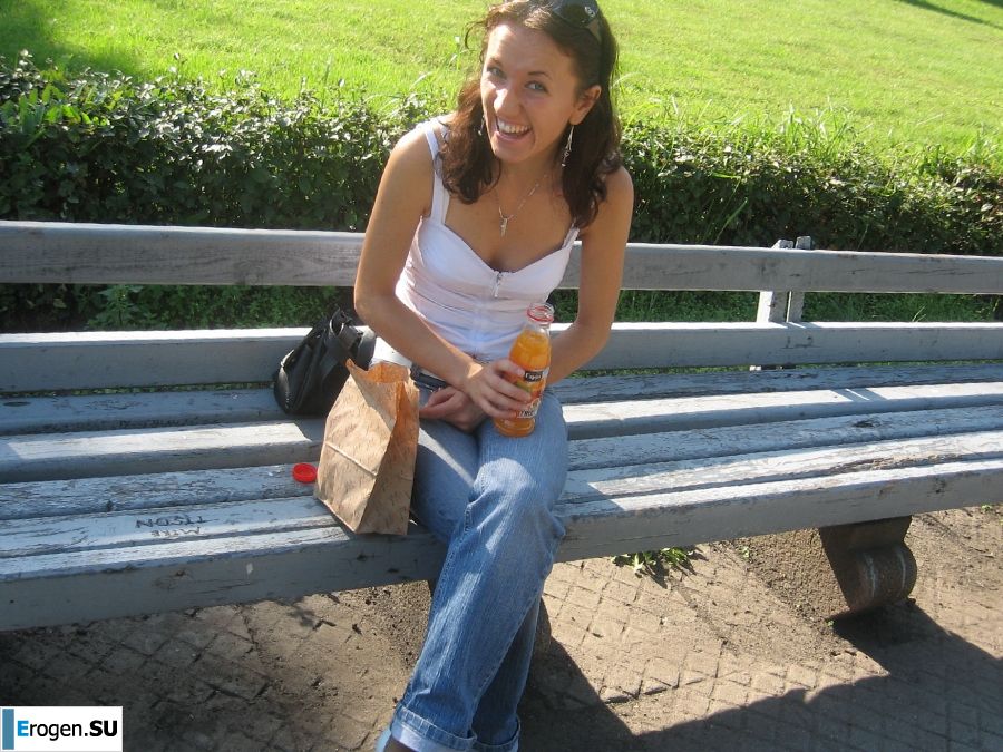 молодая пара тусуется без трусов. Фото 5