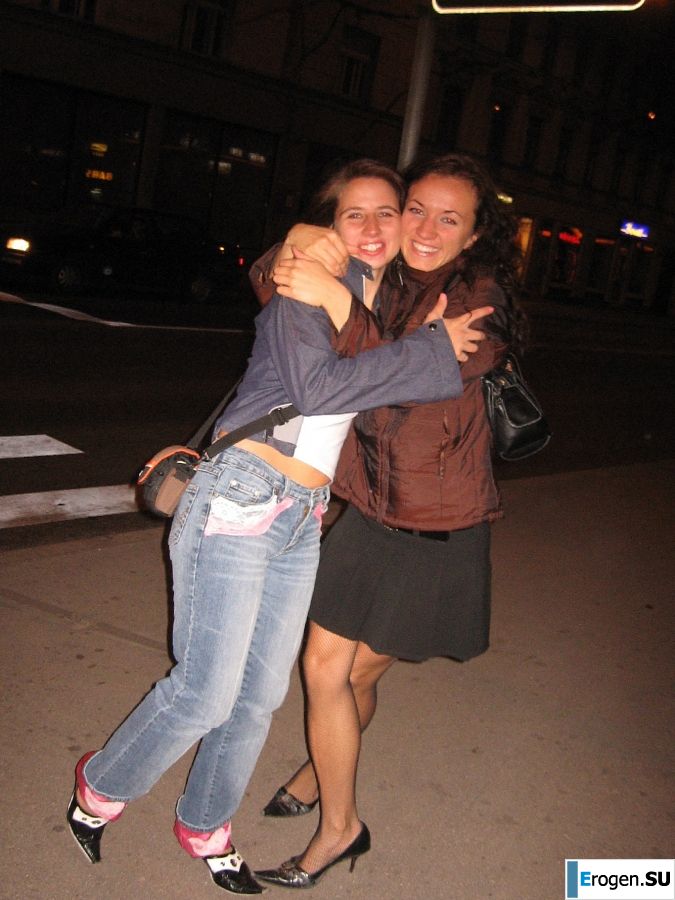 молодая пара тусуется без трусов. Фото 7