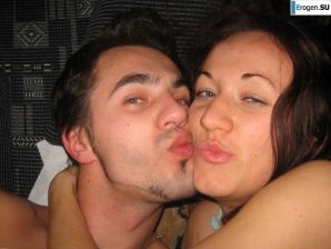 молодая пара тусуется без трусов. Эскиз 15