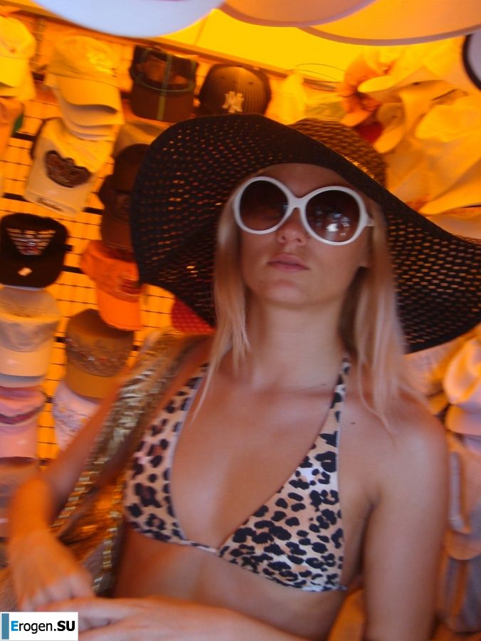 wedding and honeymoon of a blonde model. Photo 14