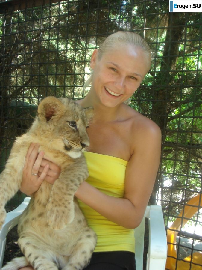 wedding and honeymoon of a blonde model. Photo 20