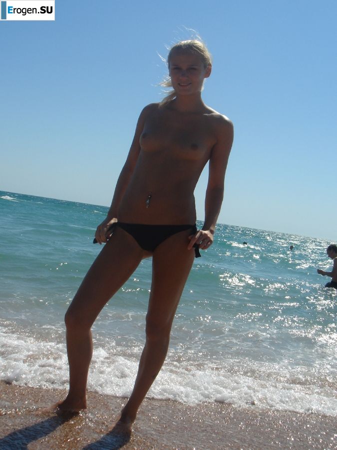 wedding and honeymoon of a blonde model. Photo 25