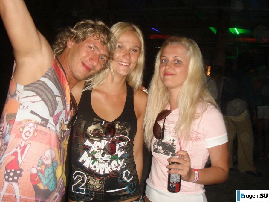 wedding and honeymoon of a blonde model. Photo 36