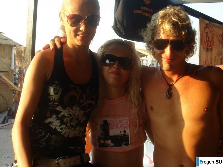 wedding and honeymoon of a blonde model. Photo 39