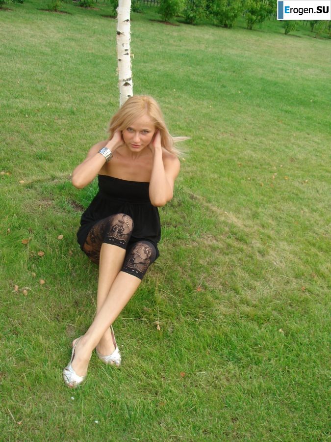 wedding and honeymoon of a blonde model. Photo 4