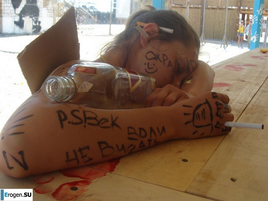 wedding and honeymoon of a blonde model. Photo 40