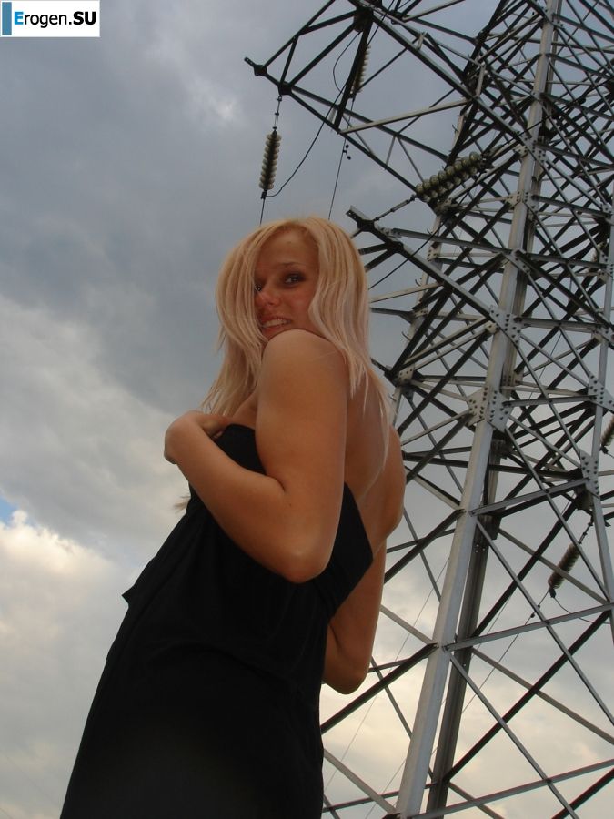 wedding and honeymoon of a blonde model. Photo 6