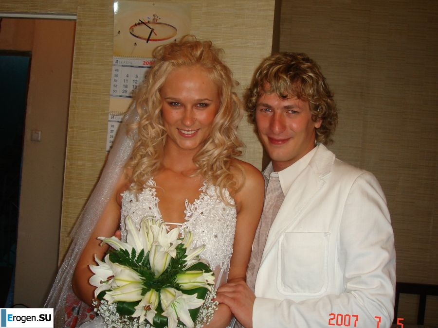 wedding and honeymoon of a blonde model. Photo 7