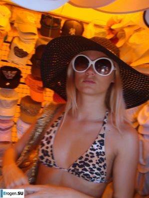 wedding and honeymoon of a blonde model. Thumb 14